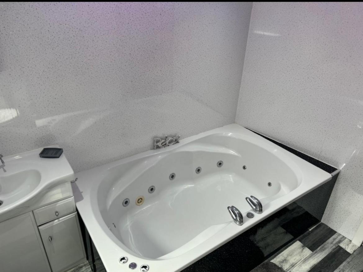 Sea View Lavish Apartment Sky Tv Whirlpool Bath Huge Balcony Newly Refurbished Bridlington Bagian luar foto
